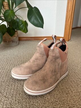 Women’s Xtratuf deck ankle boots in pink leather!